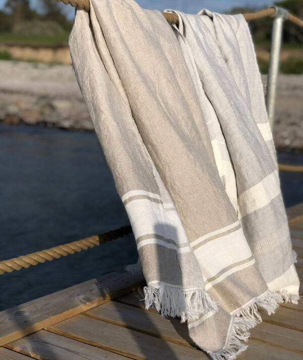 Badebro med strandhåndklæder