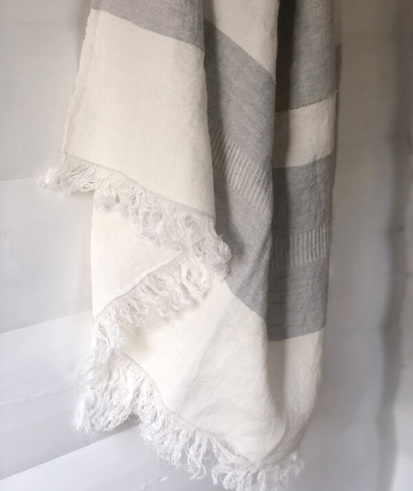 Strandhåndklæde på hvid væg