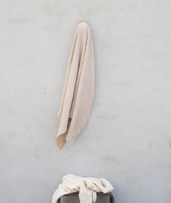 stort badehåndklæde i 100x150 sandfarvet