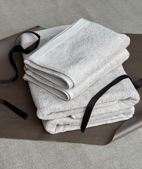 Serene & Clean - Gavesæt. Håndklæder i sandfarvet økologisk bomuld